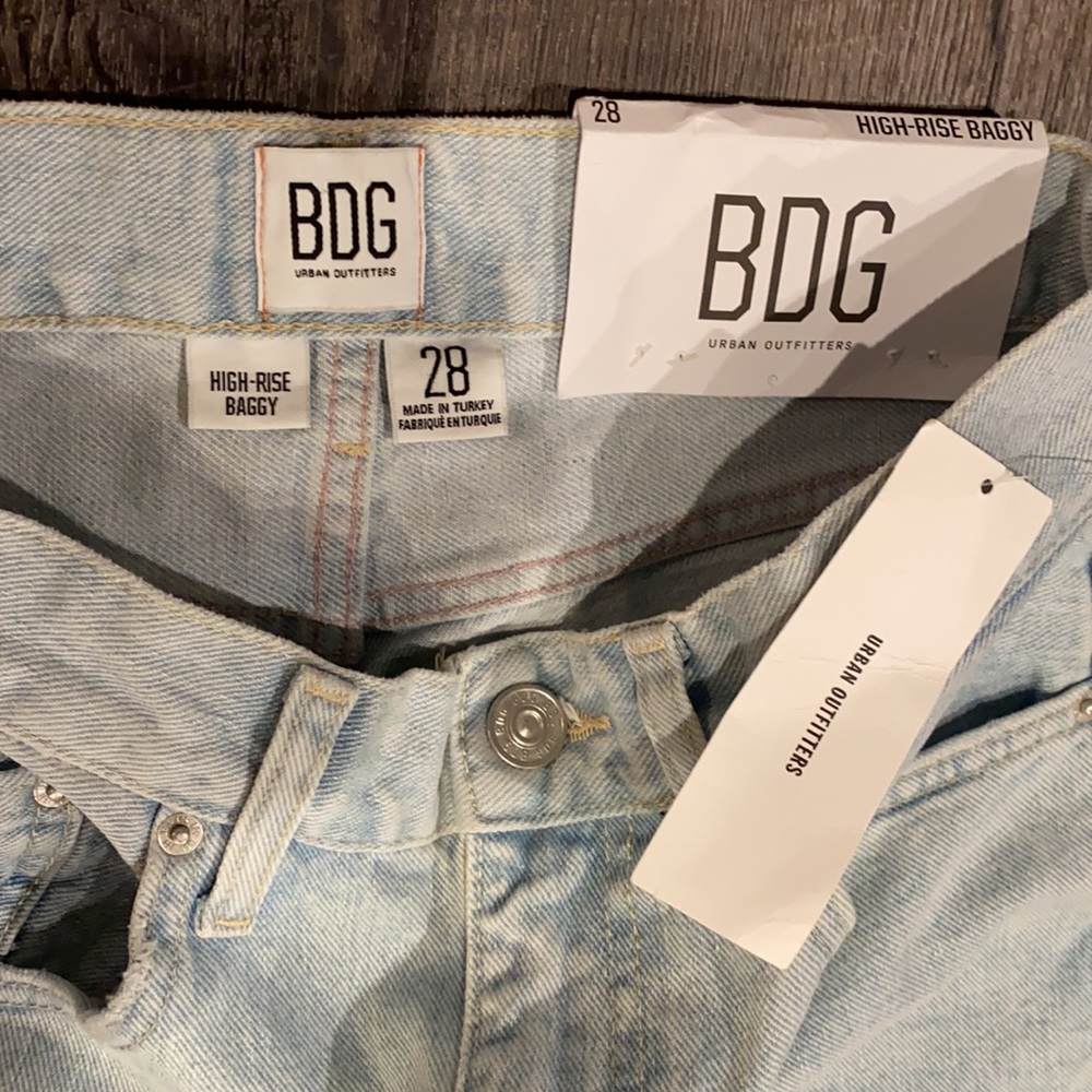 SOLD - BDG - NEW - High-Rise Baggy Jeans - NWT - Light Blue Distressed Size 28 - Picture 5 of 7
